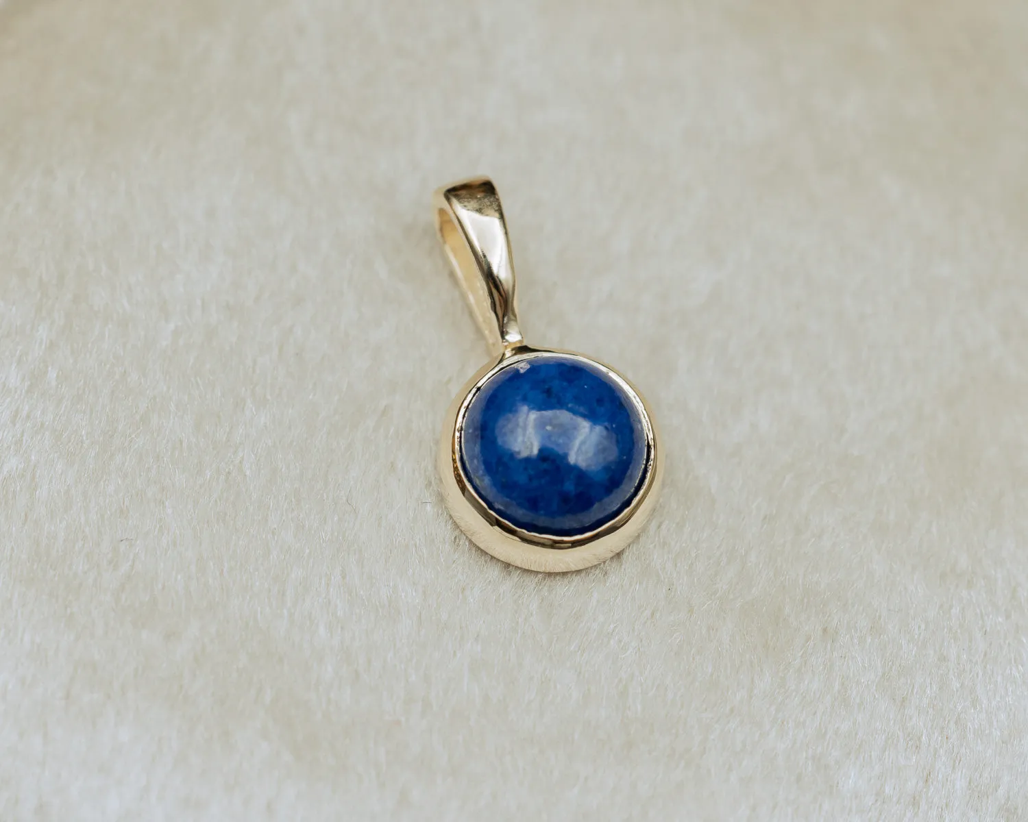 BEZEL SET ROUND PENDANT WITH LAPIS LAZULI