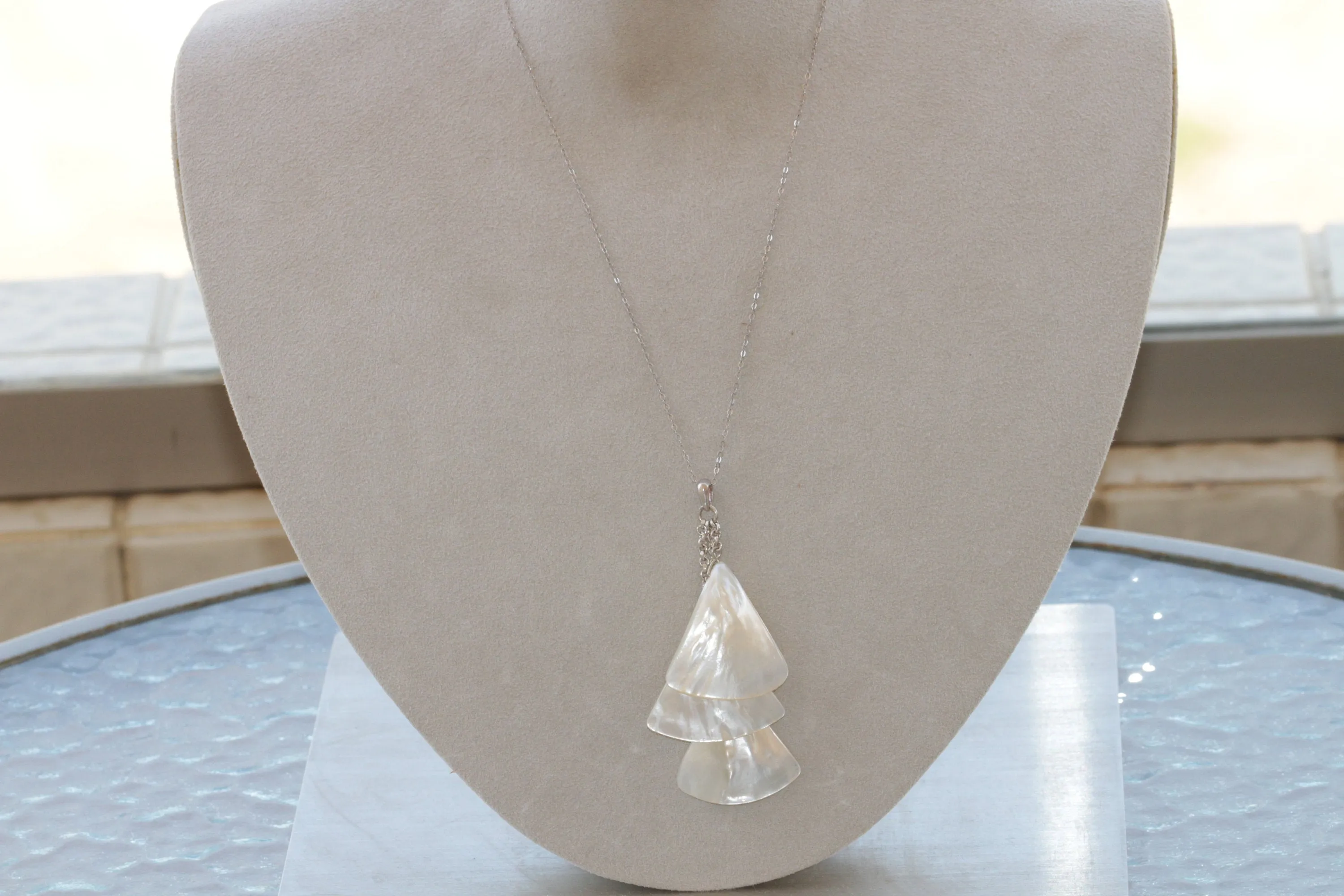 WHITE SHELL NECKLACE