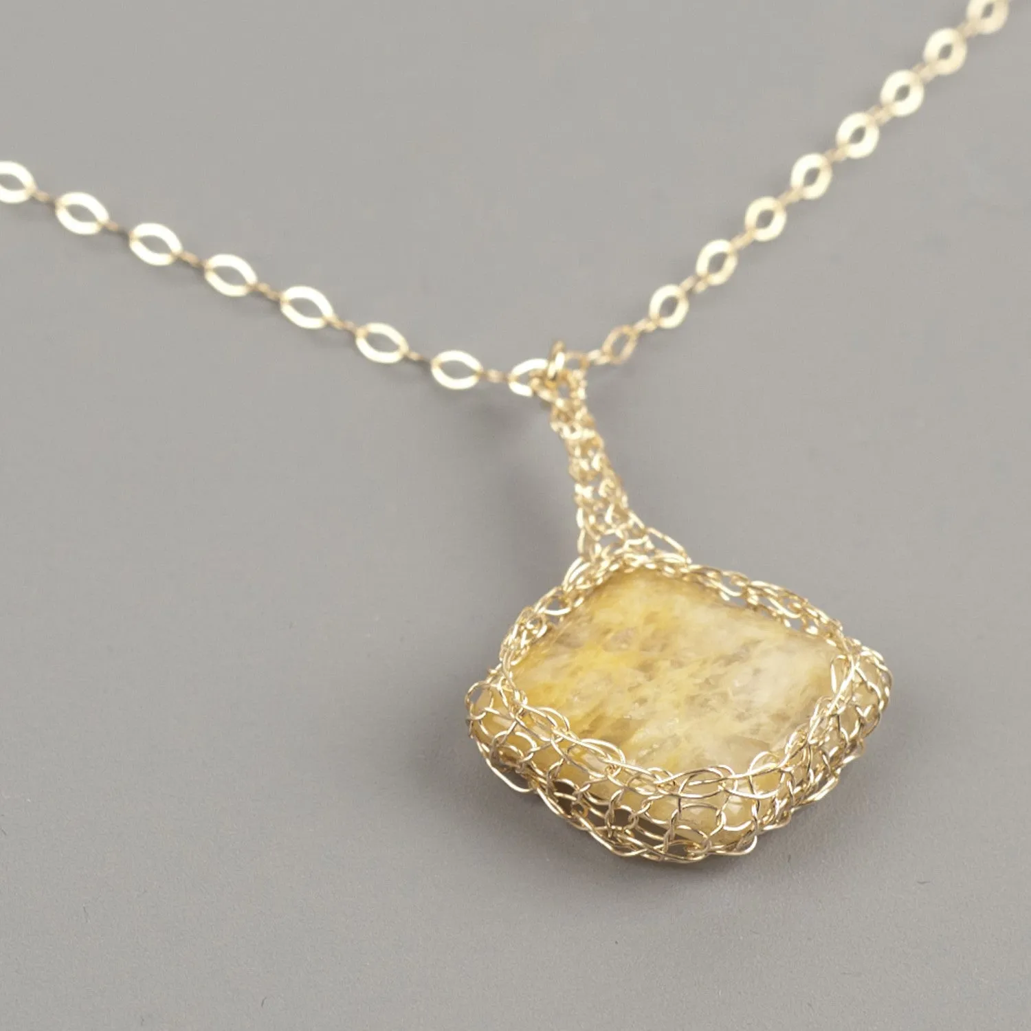 Yellow Calcite Pendant necklace in gold