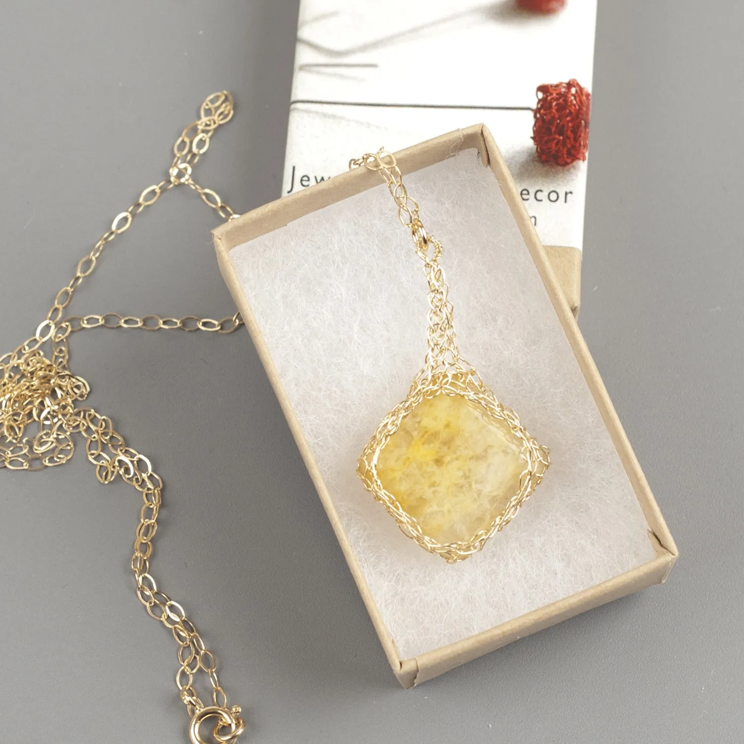 Yellow Calcite Pendant necklace in gold